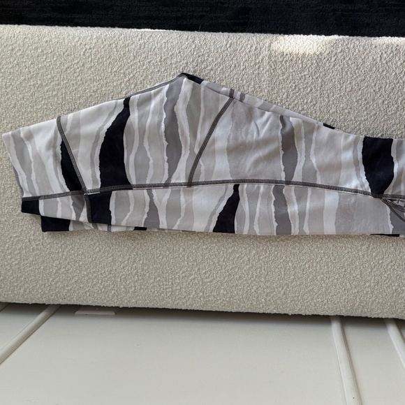 Lululemon leggings size 8 - Picture 1 of 5